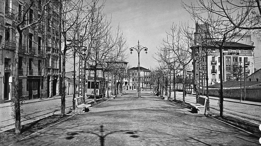 Línea 5 del tranvía a su paso por el actual paseo de Sagasta.