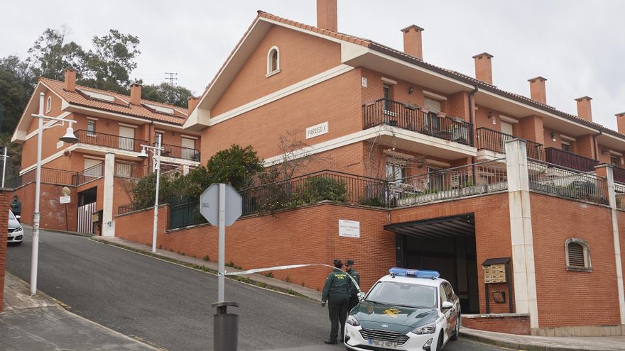 Un coche de la Guardia Civil frente a la vivienda donde han hallado el cuerpo sin vida de una mujer, a 8 de febrero de 2024, en Castro Urdiales, Cantabria (España).