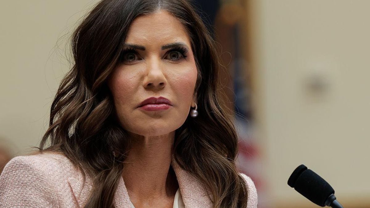 Kristi Noem y la "cara Mar-a-Lago".