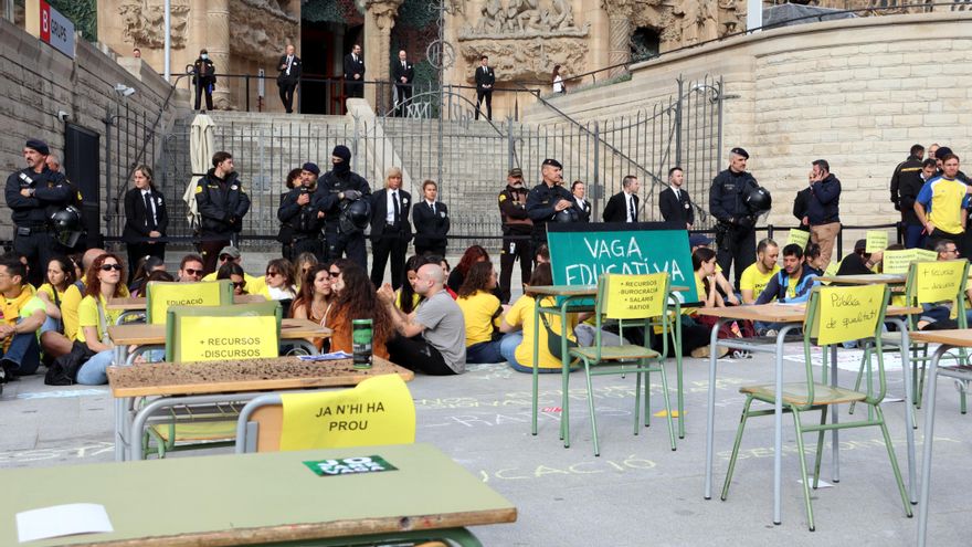Pupitres frente a la Sagrada Família: los docentes bloquean el acceso al templo en el inicio de una nueva huelga