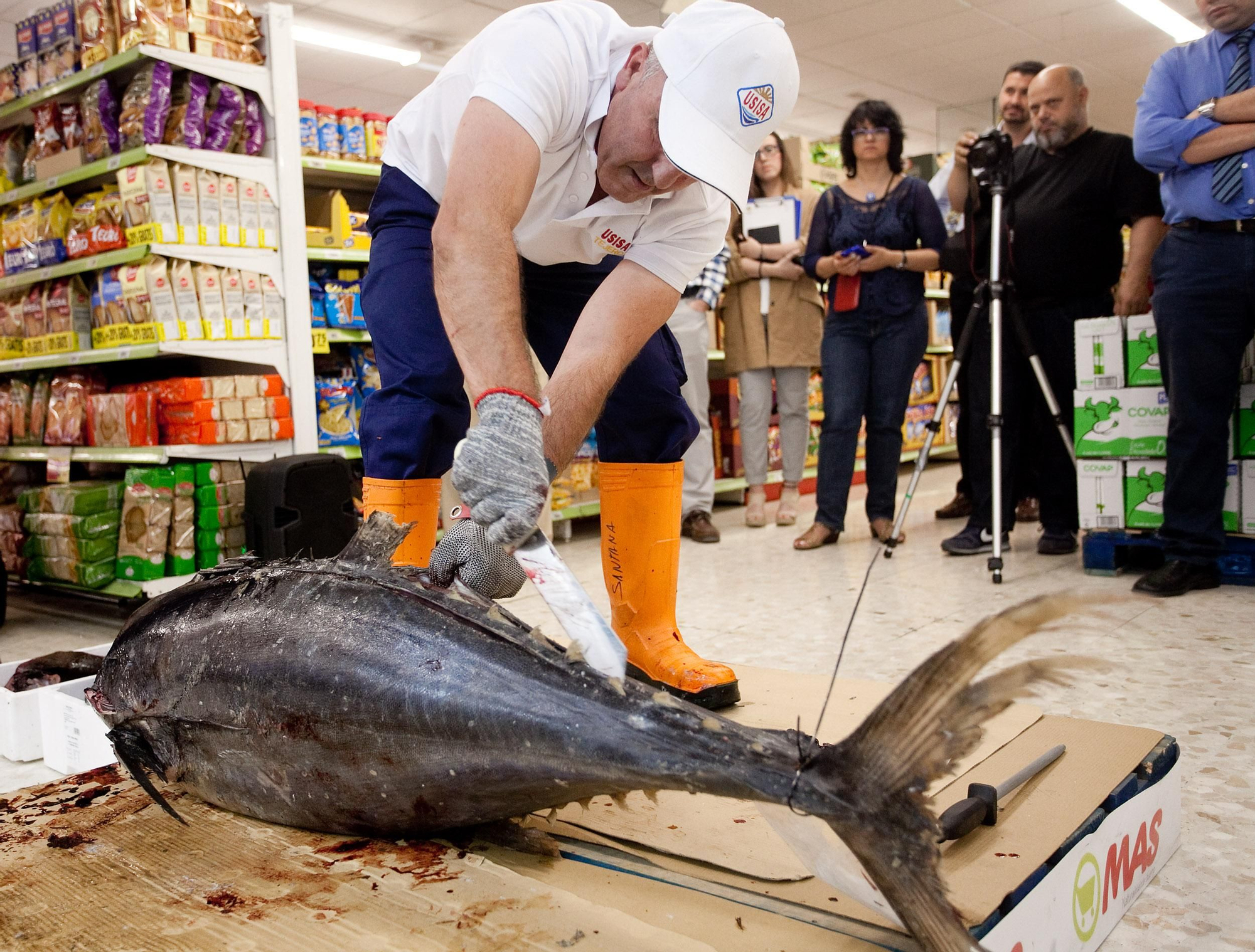 Ronqueo de atún en un supermercado.