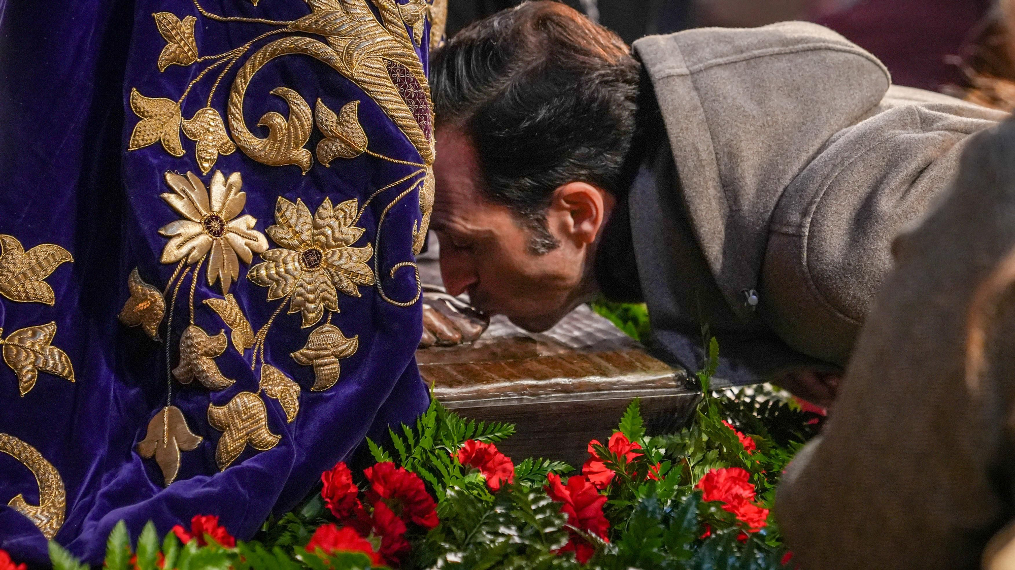 Los besapiés de Jesús Rescatado y del Cristo del Remedio de Ánimas, y el besamanos de Jesús, Divino Salvador, en su Prendimiento, en imágenes