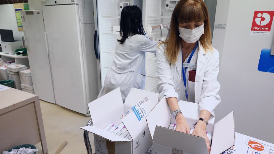 Galicia activa llamadas de última hora en busca de candidatos para vacunarse: "Ven corriendo al hospital. Están sobrando dosis"