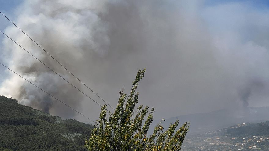 Los bomberos intentan que el principal fuego en Portugal, en Arouca, no avance hacia las viviendas