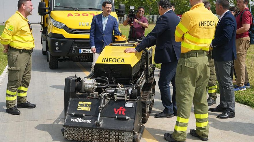 "Sin bomberos ni recursos suficientes": la campaña estival de incendios en Andalucía aviva el fuego entre sindicatos y Junta