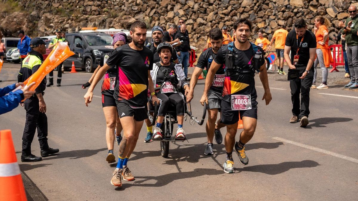 Participantes   en la prueba de joelette  de la Transvulcania Adidas Terrex  2025