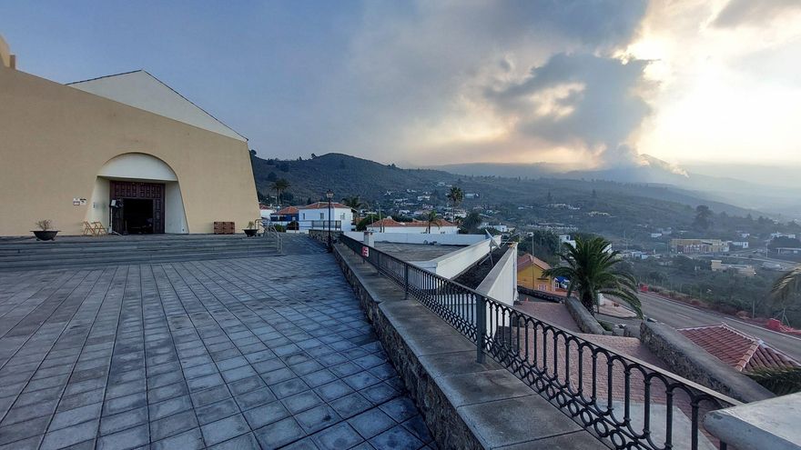 Lo nunca visto: ni un alma en la plaza de Tajuya, el mirador favorito para ver el volcán de La Palma