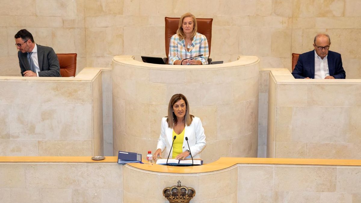 La presidenta de Cantabria, María José Sáenz de Buruaga (PP), en la tribuna del Parlamento.