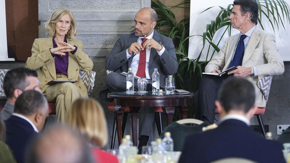 El portavoz del Gobierno de Canarias, Alfonso Cabello, la exministra de Ciencia e Innovación y presidenta de la Fundación COTEC, Cristina Garmendia y el exministro de Industria, Energía y Turismo, José Manuel Soria inauguraron el foro 'Innovar desde la periferia: una oportunidad para Canarias', un espacio de reflexión y debate sobre el impulso de la innovación en la economía de la región.