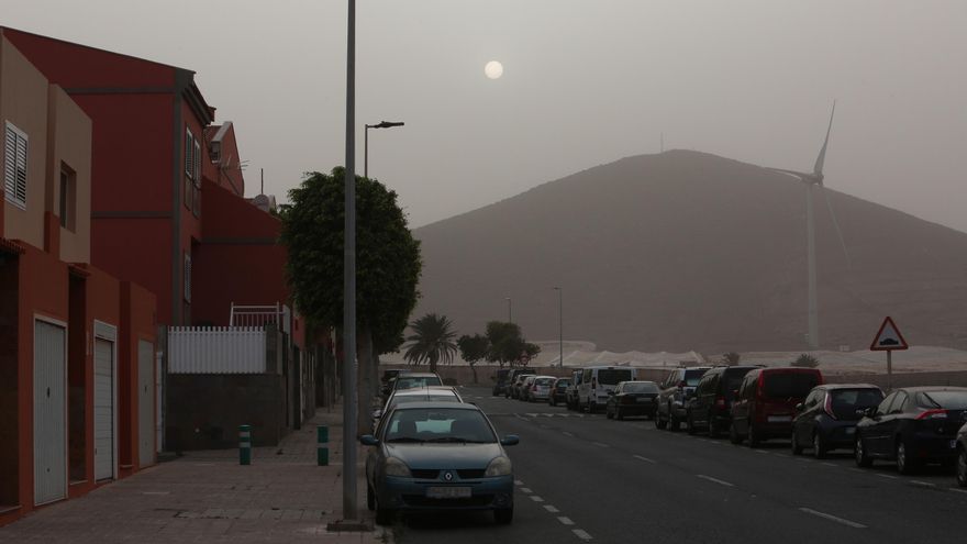 Calima en el barrio de Los Llanos, Santa Lucía de Tirajana, este domingo