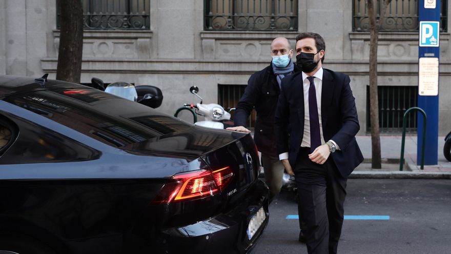 El líder del PP, Pablo Casado (c), a su llegada a una entrevista radiofónica, a 18 de febrero de 2022, en Madrid (España).