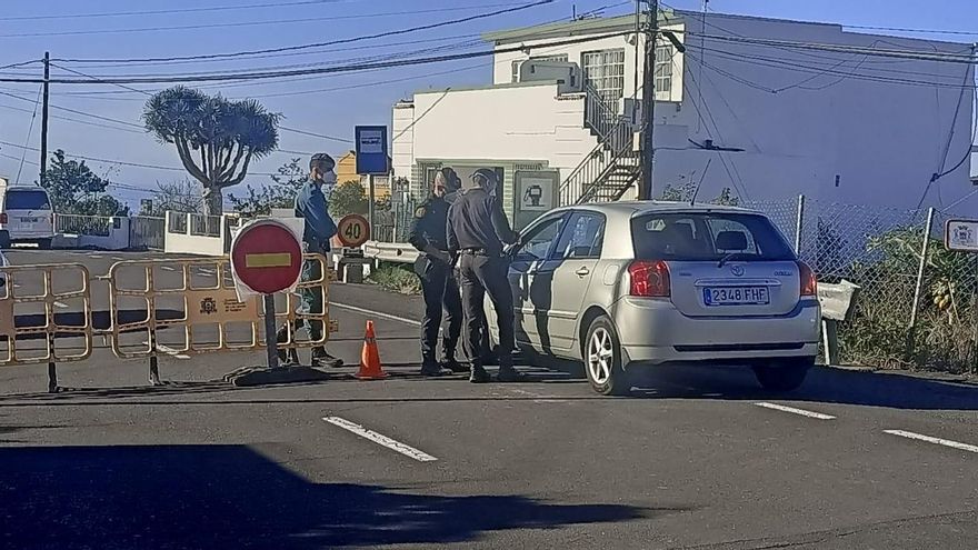 Las fuerzas de seguridad controlan el acceso de los vecinos al barrio de La Laguna. LA PALMA AHORA