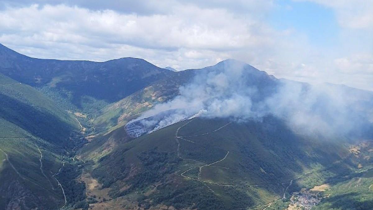 Baja la intensidad del incendio de Caboalles, aunque siguen destacados numerosos medios para atajar el fuego