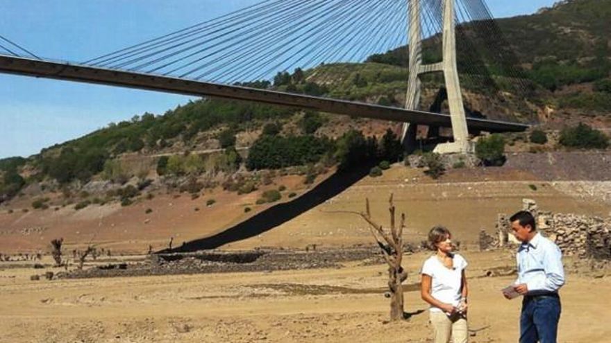 Momento de la entrevista a la ministra de Medio Ambiente, Isabel García Tejerina, en el cauce seco del pantano de Luna. / @Rtvcyl