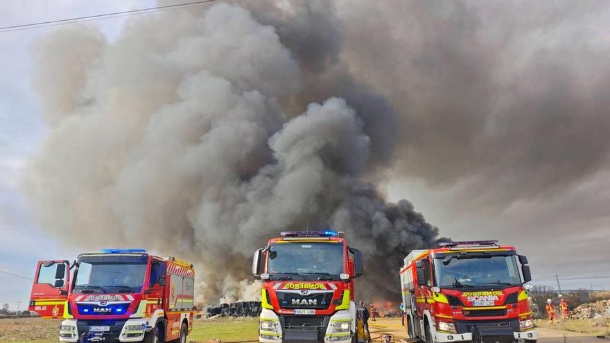 El incendio de una nave de neumáticos y plásticos en La Bañeza provoca una nube tóxica