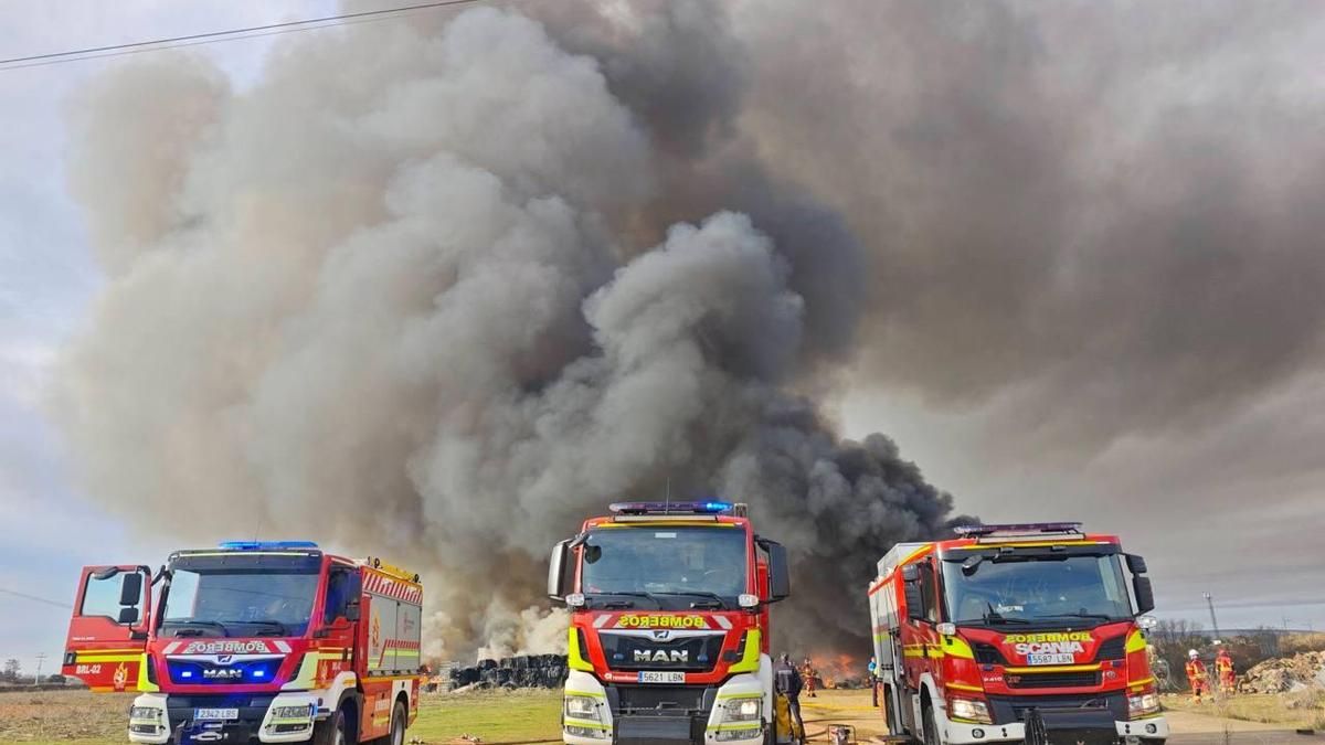 El incendio de una nave de neumáticos y plásticos en La Bañeza provoca una nube tóxica
