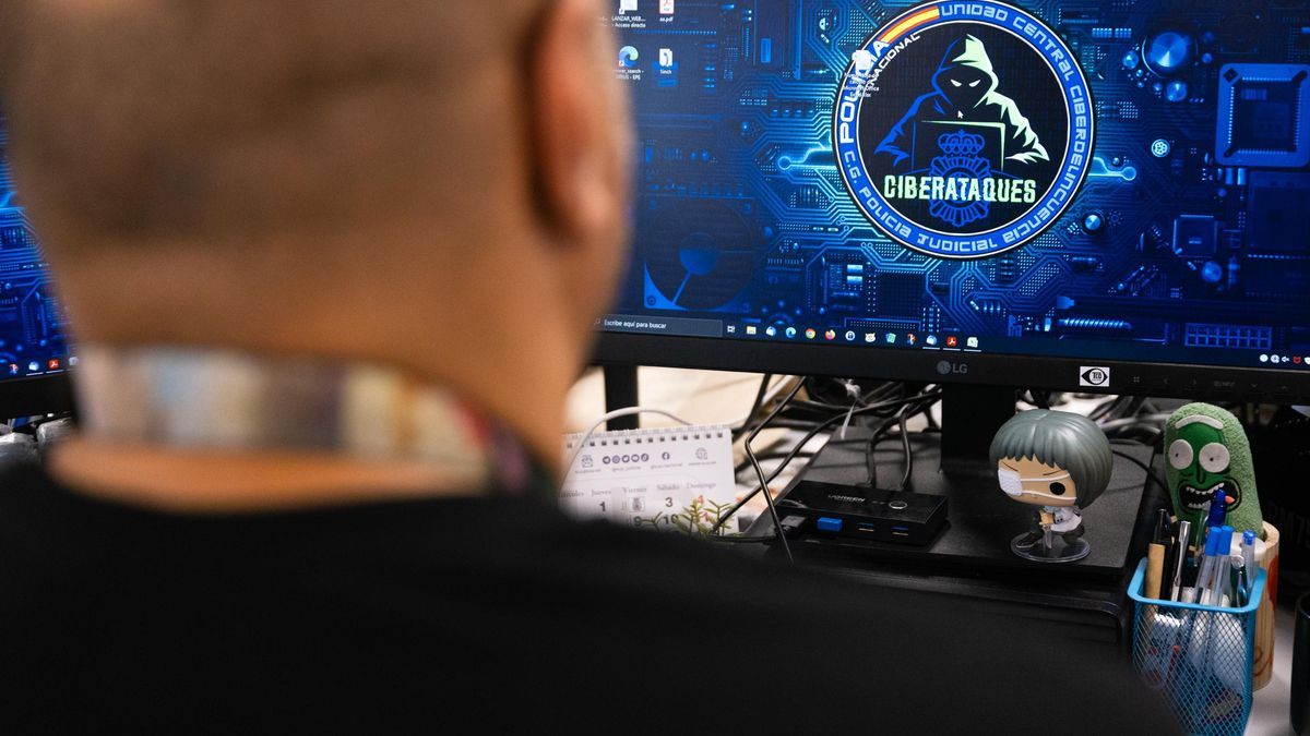 Un agente del grupo de investigación de ciberataques.