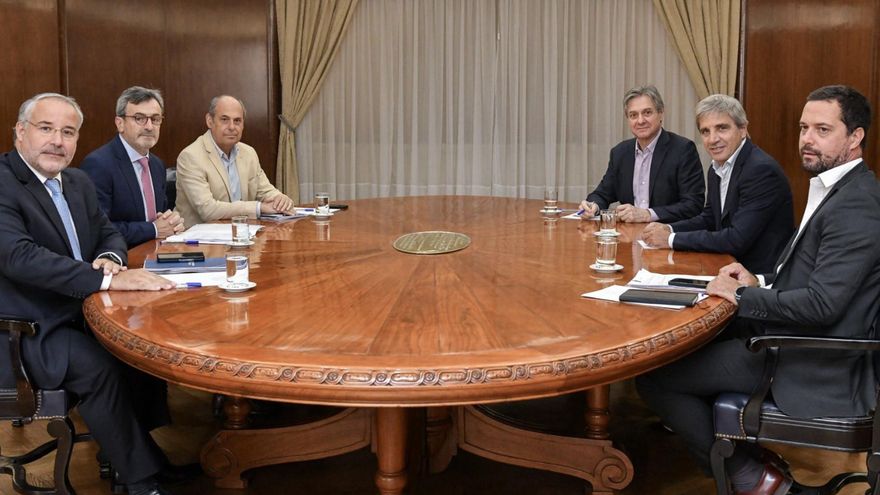 Caputo habló con la UIA sobre la reforma laboral en medio de la caída industrial