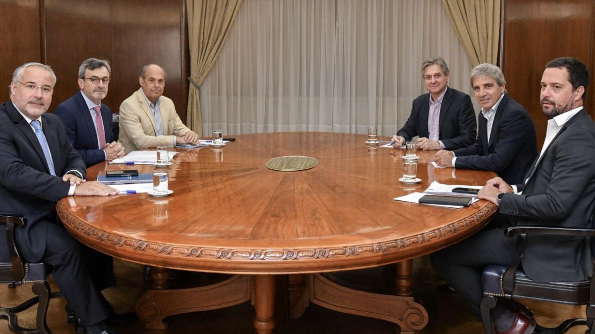 Caputo y la cúpula de la UIA, este viernes.