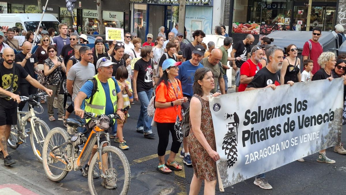 Los asistentes han reivindicado que "Zaragoza no se vende".