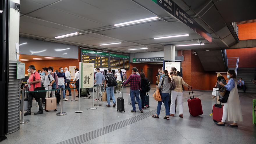 Pasajeros realizan cola para entrar a un tren de la Estación de Atocha Renfe.