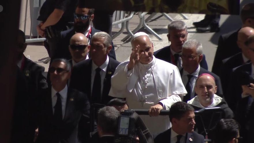 El papa León XIV, en su llegada a la Abadía de Montserrat