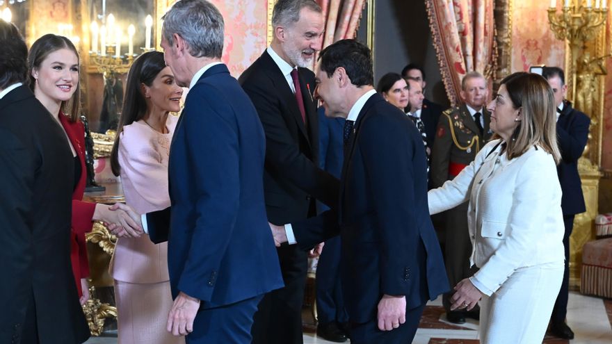 El rey Felipe VI (3d), saluda a la presidenta de Cantabria, María José Sáenz de Buruaga (d), durante el acto central de conmemoración del 50 aniversario de restauración de la monarquía, este viernes en el palacio Real en Madrid.