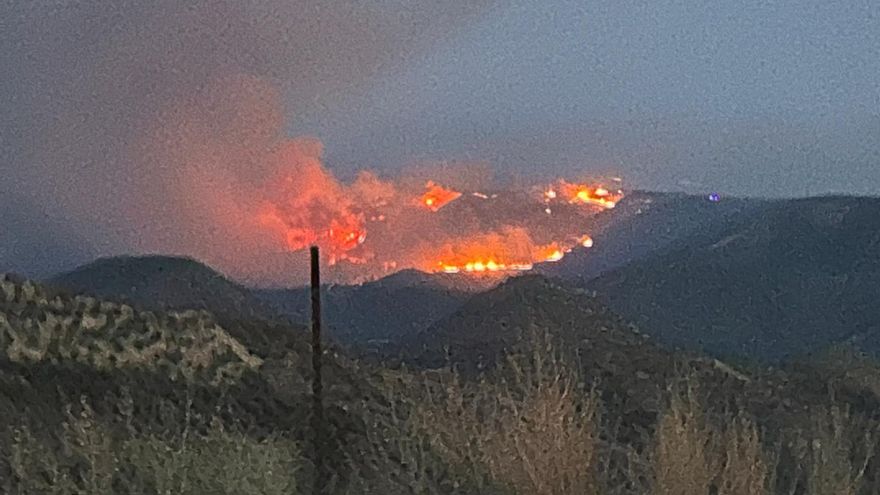 El viento vuelve a complicar las labores de control del incendio de Cerro Muriano en su tercer día activo