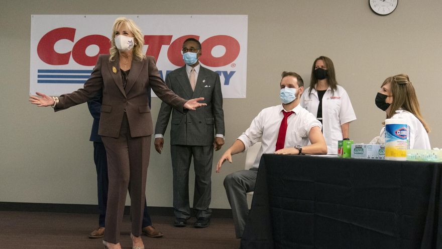 La primera dama Jill Biden en un centro de vacunación en Kansas City, Misuri, en mayo.