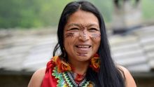 María Clara Sharupi, poeta en lengua shuar y participante en el Premio Ostana en 2016, participante en anteriores ediciones anteriores del Premio Ostana, el festival lingüístico del que se celebra en este pequeño pueblo alpino y que este año lo hará de manera online, "El premio tiene un objetivo muy simple: conservar y promover la diversidad lingüística en el mundo", afirma Cavalcanti, quien se muestra convencida de que una lengua "es el imaginario colectivo de los pueblos". La situación no es muy halagüeña para las lenguas minoritarias del mundo, y Cavalcanti reconoce que desde que se inició el proyecto del premio, en 2009, todo ha ido a peor para prácticamente todas las 7.000 lenguas que hay en el mundo."Las lenguas mayoritarias se comen a las minoritarias, España es un buen ejemplo de esto", apunta, aunque reconoce que también sufren lenguas habladas por decenas de millones de personas, como el francés o el italiano, por la presión del inglés.Hasta ahora son 88 los premiados que han acudido a Ostana a lo largo de los años, más que los habitantes que tiene este pueblo.Este año, por la pandemia del coronavirus, se está celebrando, entre ayer y hoy sábado, por Internet, con 15 horas de charlas, lecturas de poemas y música en directo en las que se hablan 37 lenguas. Para ello el festival, que no concede un premio en esta edición, ha reunido a algunos de los más destacados participantes de las ediciones anteriores en un debate sobre el futuro de lenguas como el sardo, el amazigh o bereber, el euskera o el griko, una variante del griego medieval hablada en el sur de Italia. .