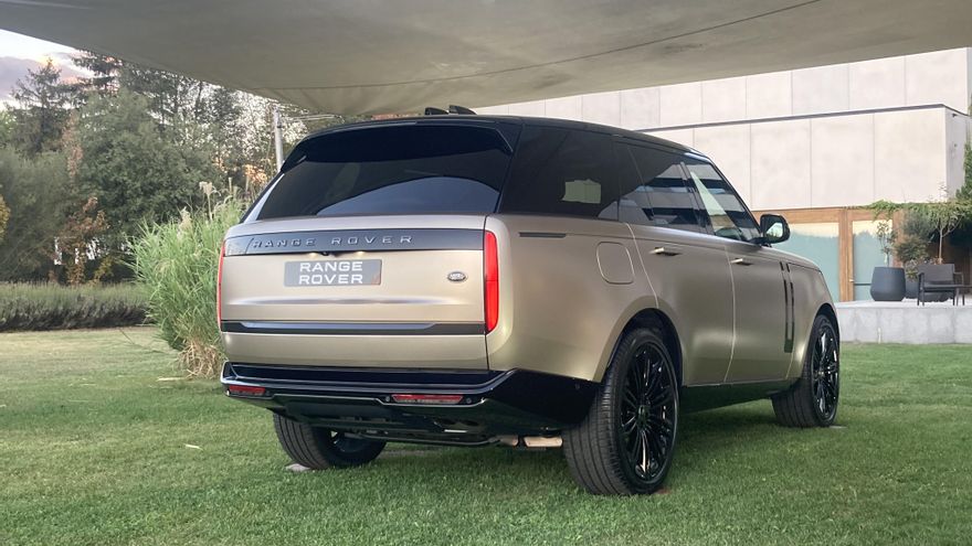 El diseño de la zaga del Range Rover destaca por la audacia de las ópticas traseras.