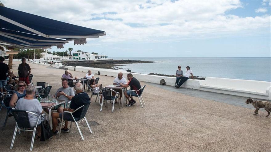 Imagen de archivo de personas sentadas en una terraza de Playa Honda, Lanzarote