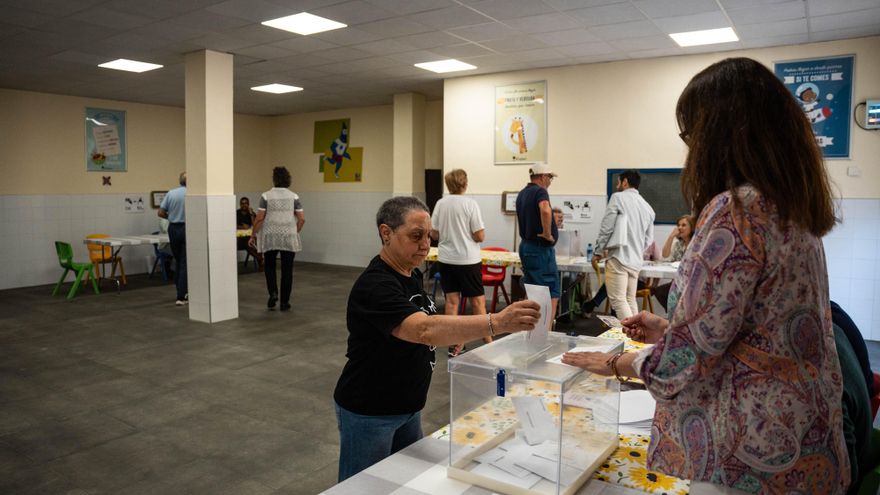Una mujer ejerce su derecho a voto en el colegio Nuestra Señora de la Almudena, a 9 de junio de 2024, en Madrid (España)