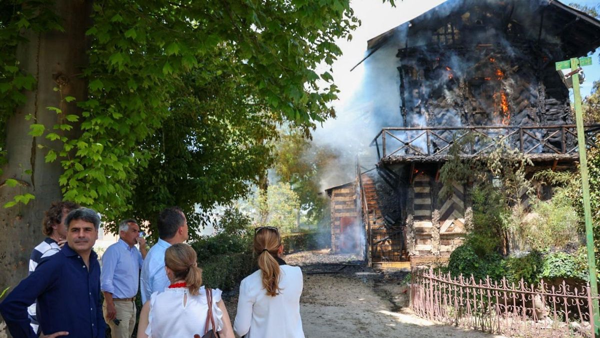 Arde la emblemática Casa del Corcho durante las obras de un parque junto a la Puerta de Bisagra de Toledo