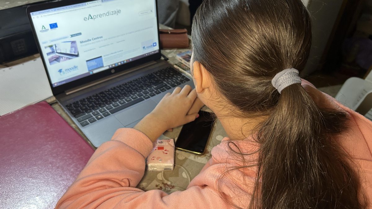 La única alumna de Secundaria de una aldea de Sevilla lleva un mes sin ir a clase tras cancelar la Junta su ruta de autobús