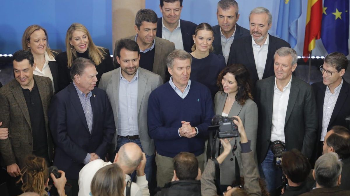 Alberto Núñez Feijóo con presidentes autonómicos y 'barones' del PP durante la clausura de la cumbre del partido celebrada en el Hotel de la Reconquista de Oviedo