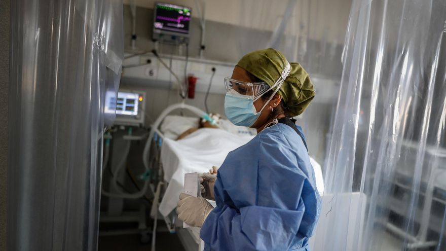 Personal médico realiza su trabajo en la Unidad de Cuidados Intensivos en una Clínica de Florencio Varela, en la provincia de Buenos Aires (Argentina). EFE/Juan Ignacio Roncoroni/Archivo