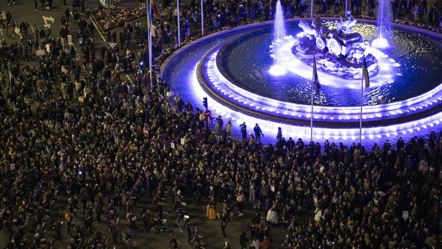 Manifestación 8M al paso de Cibeles