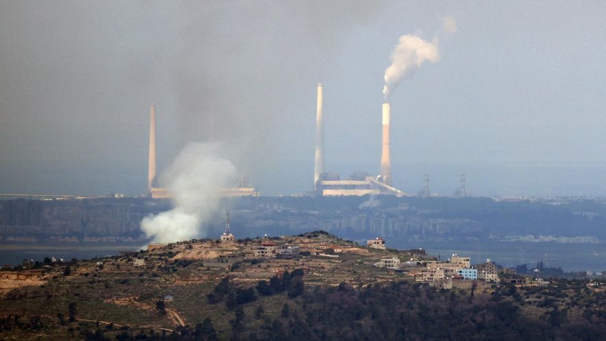 Humo visible tras el impacto de un proyectil en una zona entre Cisjordania y la ciudad israelí de Hadera, el jueves 26 de marzo