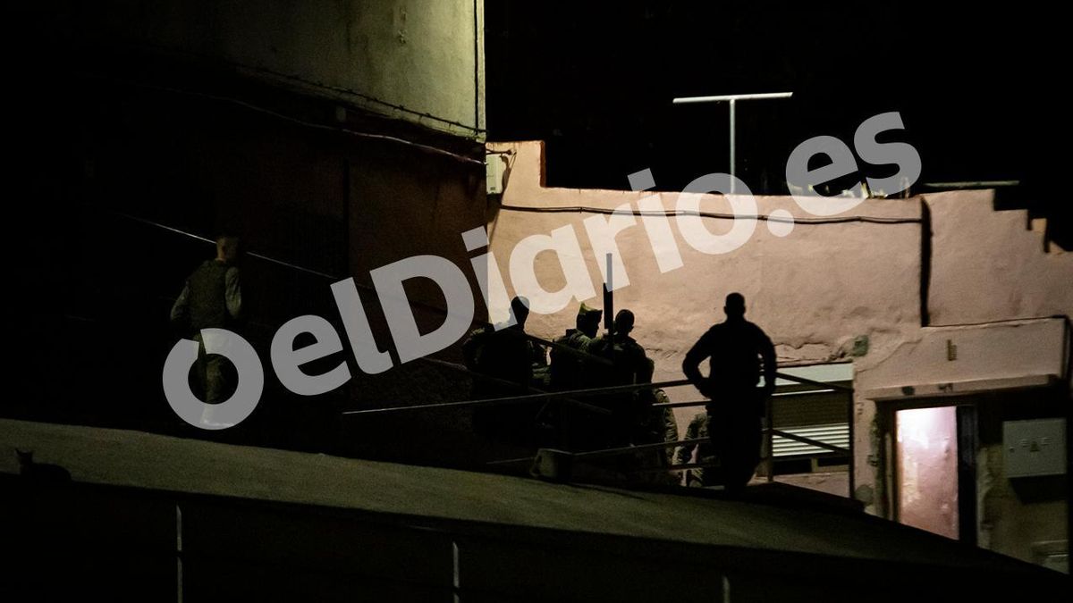 Un grupo de militares se traslada desde el lugar donde los migrantes denuncian que ocurrió la paliza. Algunos no llevan el gorro que identifica a sus unidades, pero uno de ellos sí lleva el chapiri tradicional de los legionarios.