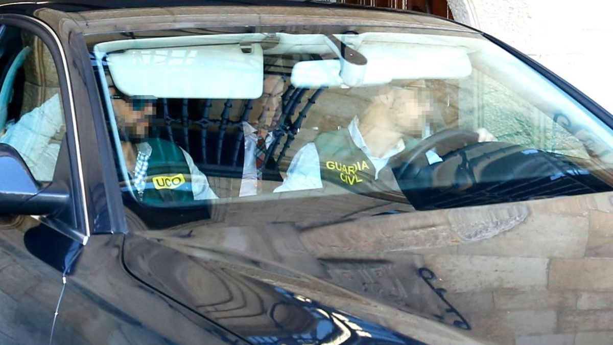 Marcos Martínez Barazón saliendo detenido de la Diputación de León, siendo él presidente.