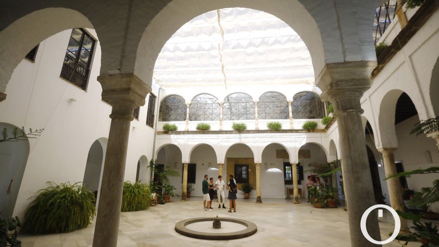 Kokon visitando el patio del Palacio de Orive