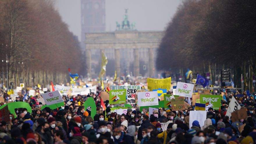 Miles de personas se manifiestan por la paz en Ucrania