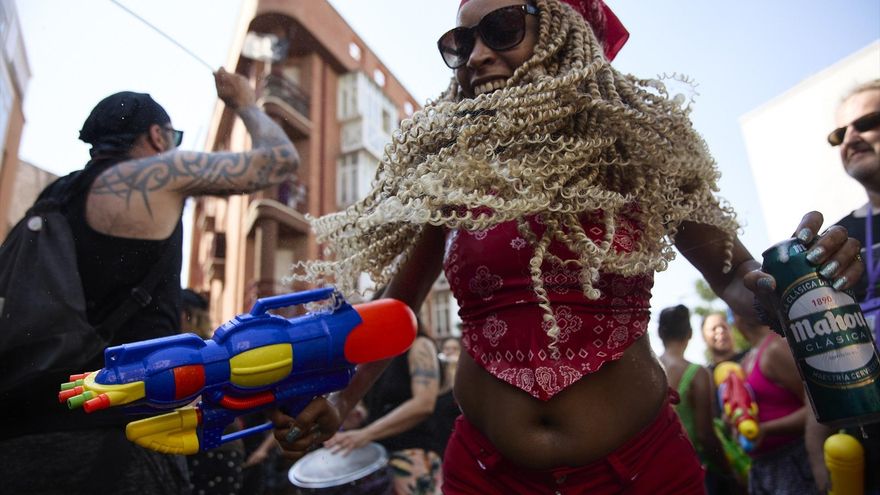 El agua no es lo único que refresca en esta fiesta.