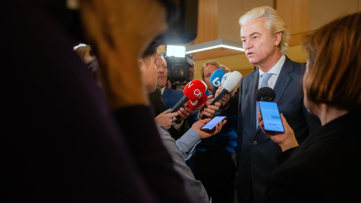 El líder ultraderechista Geert Wilders habla con los medios de comunicación sobre los primeros resultados de las elecciones generales neerlandesas.