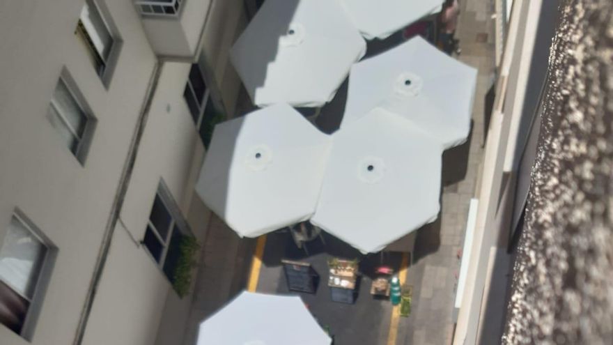 Las terrazas exprés se adueñan de una calle en Santa Cruz de Tenerife