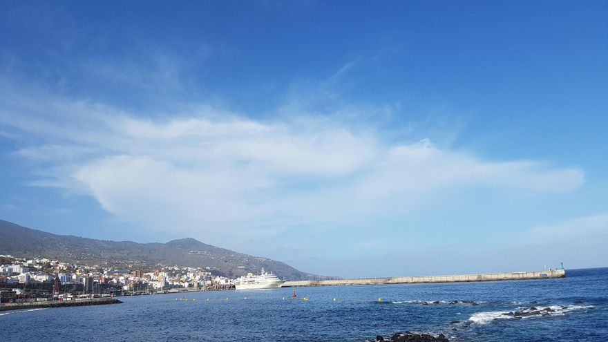 Imagen del Puerto de Santa Cruz de La Palma con  un cielo poco nuboso.