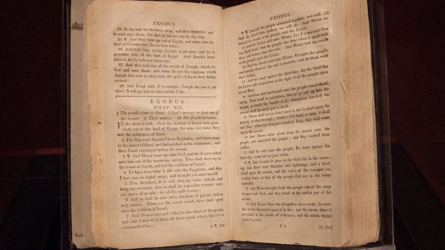 La 'Biblia de los esclavos', la versión mutilada que la Iglesia anglicana usó para adoctrinar a los pueblos colonizados y de la que solo hay tres copias en el mundo