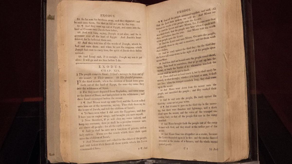 La 'Biblia de los esclavos', la versión mutilada que la Iglesia anglicana usó para adoctrinar a los pueblos colonizados y de la que solo hay tres copias en el mundo