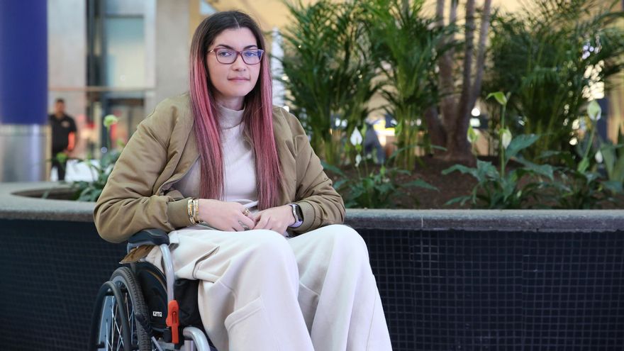 La odisea de Carolina contra la burocracia tras sufrir daños cerebrales durante una operación